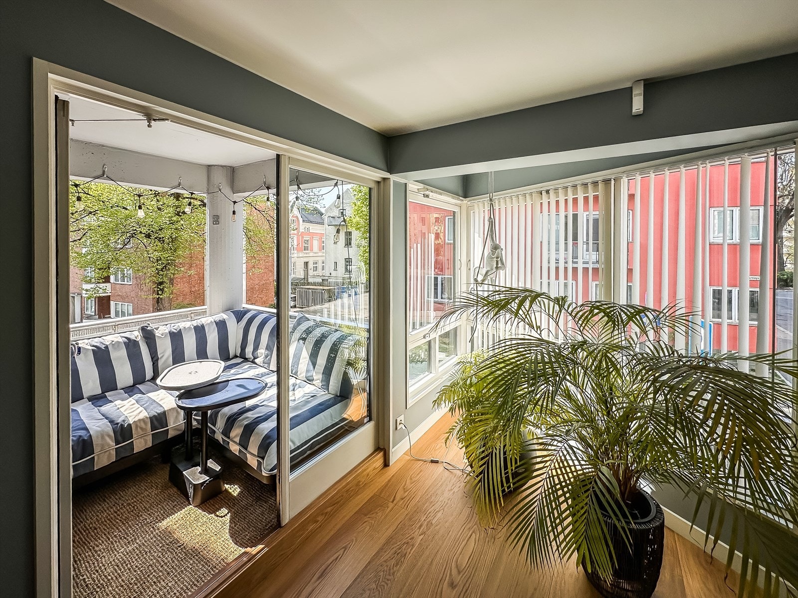 Utgang til en herlig balkong med god plass til sittemøblement Galleribilde