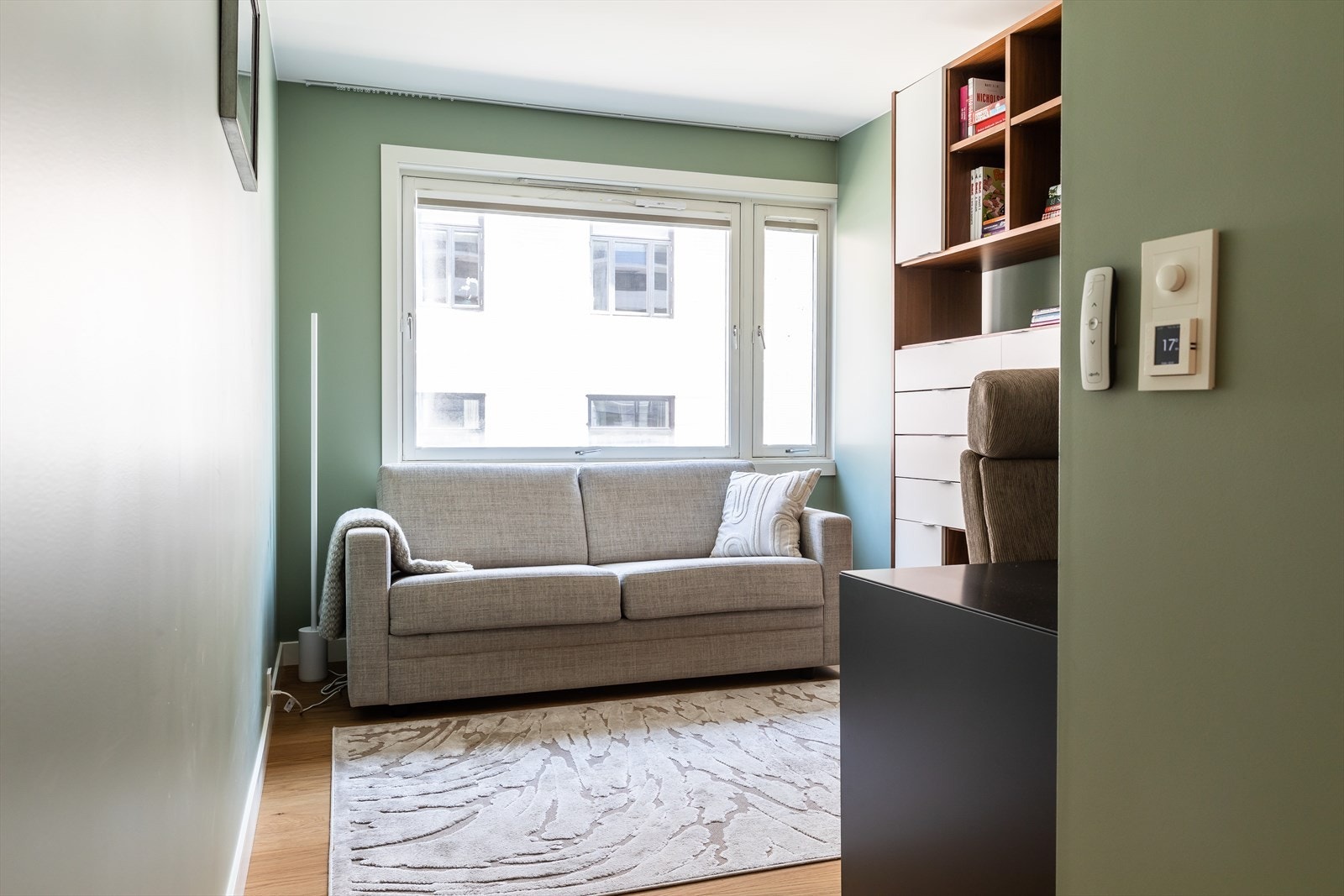 Dette rommet passer ypperlig som gjesterom, barnerom eller kontor. Her er det installert elektrisk solskjerming. Galleribilde