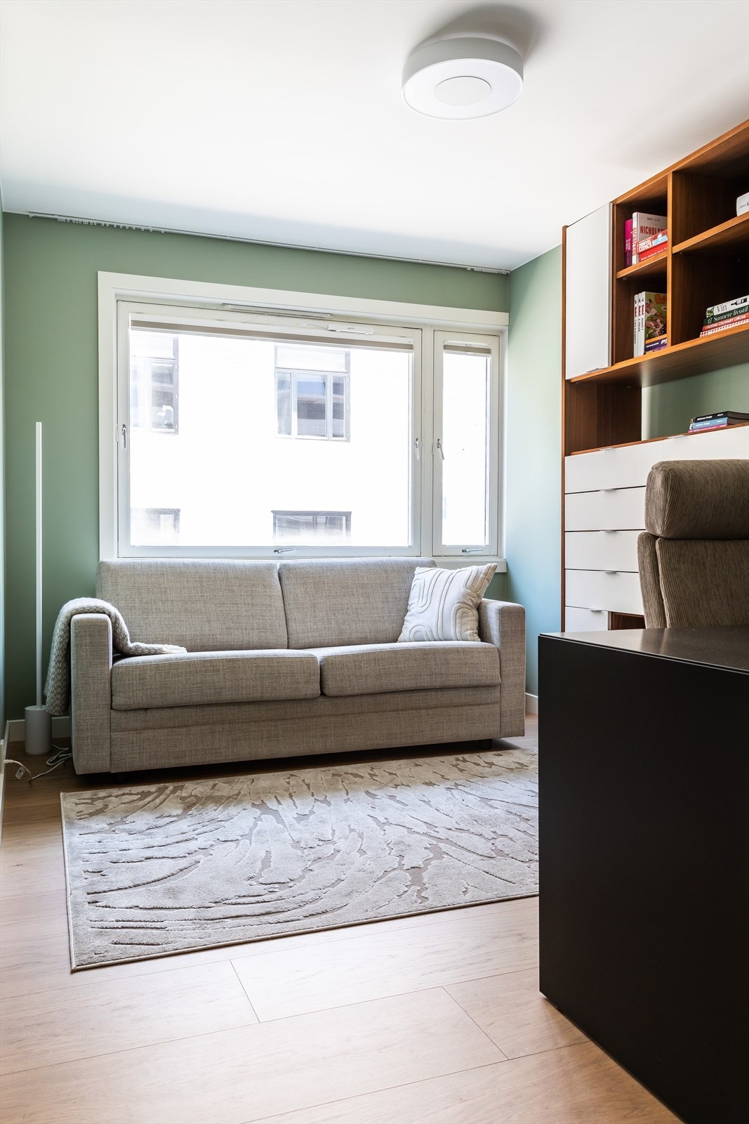 Boligens andre soverom er også av god størrelse med god plass til seng og annet møblement. Galleribilde