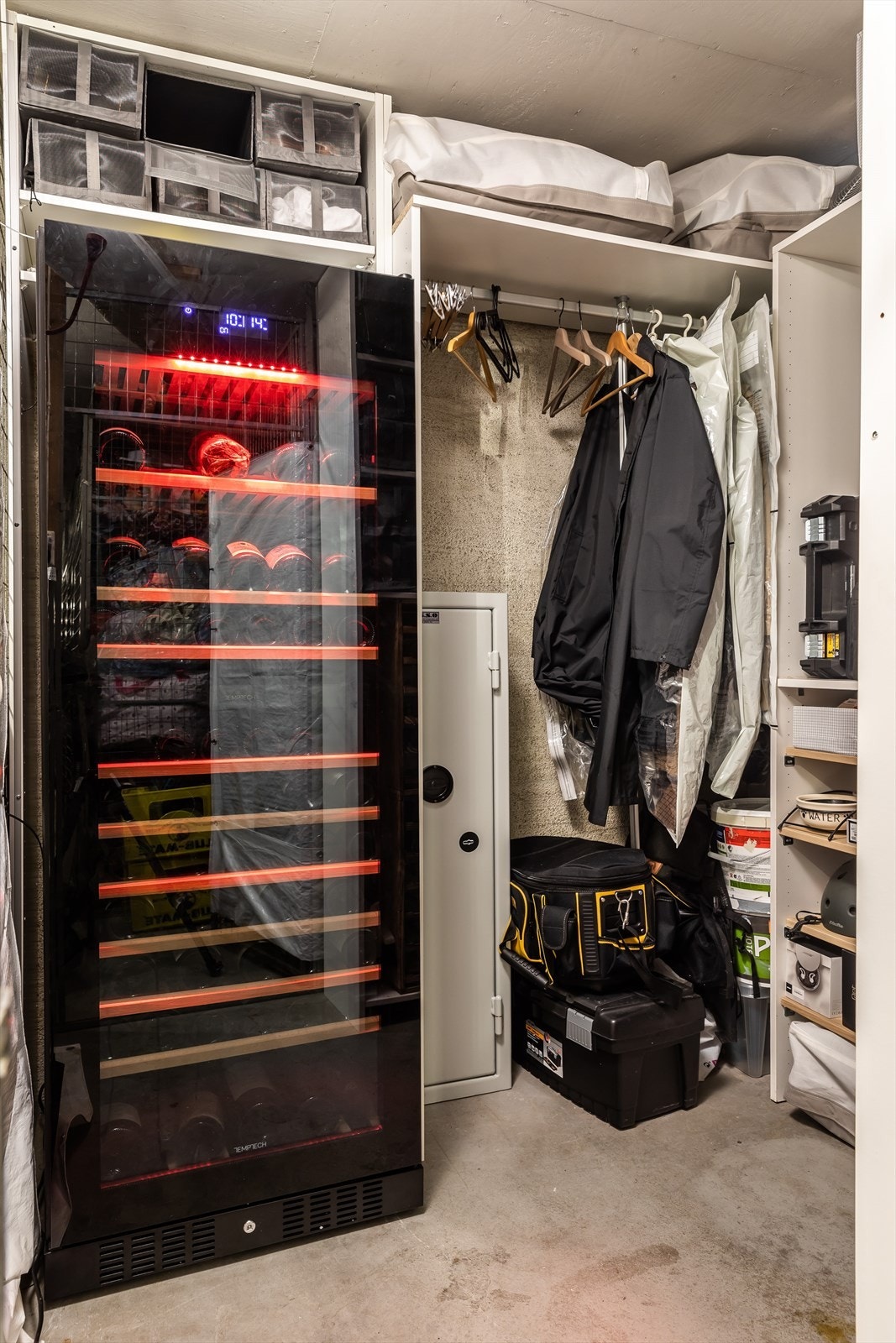 Bod i kjeller på ca. 4 kvm med god plass til oppbevaring. Medfølger en ekstra bod på ca. 1,5 kvm. Galleribilde