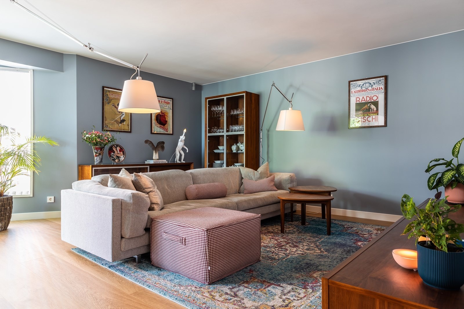 Romslig stue med store vindusflater og utgang til en herlig balkong. Stuen har god plass til sofagruppe med tilhørende møblement. Galleribilde