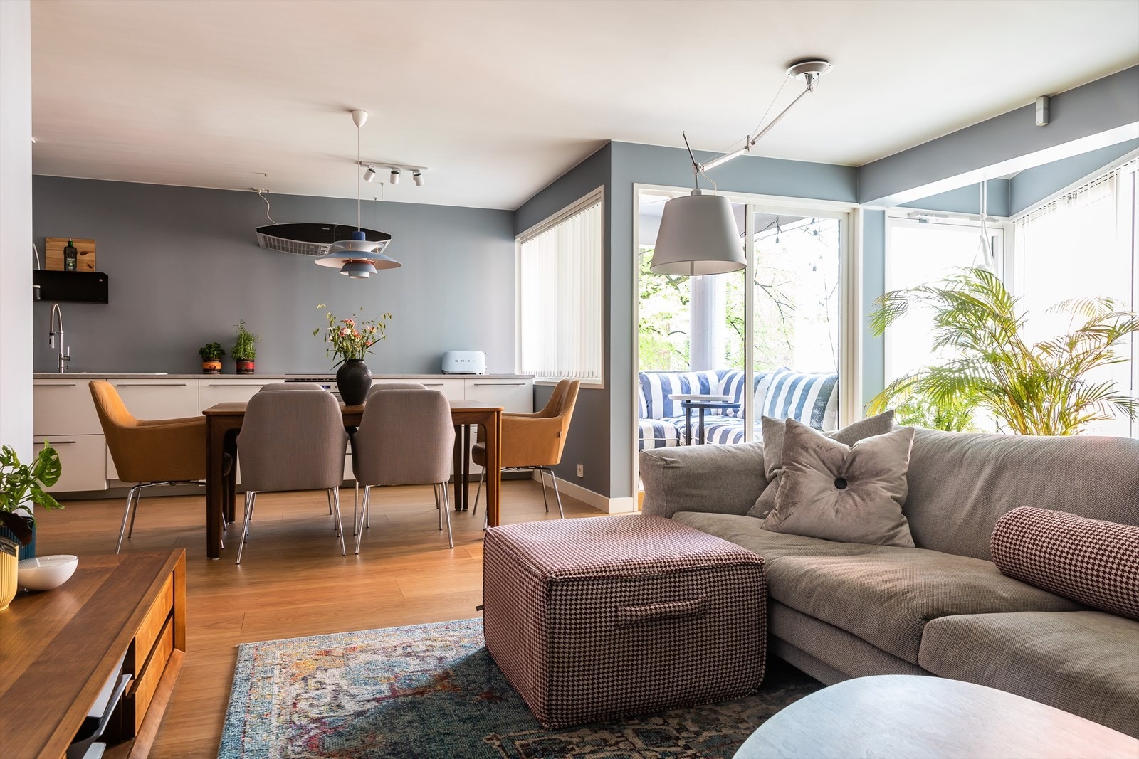 De store vindusflatene gir rikelig med lysinnslipp Galleribilde