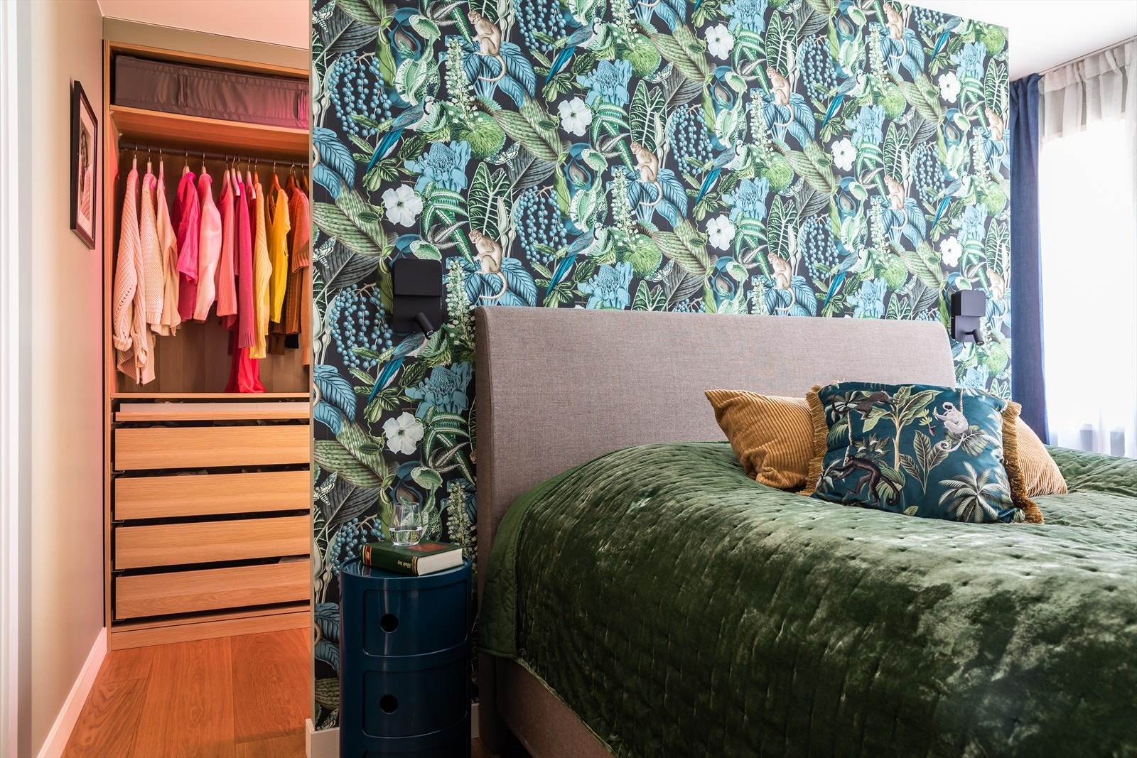 Boligens hovedsoverom er av god størrelse med god plass til dobbeltseng med tilhørende møblement. Soverommet er delt opp med praktisk walk-in-garderobe. Galleribilde