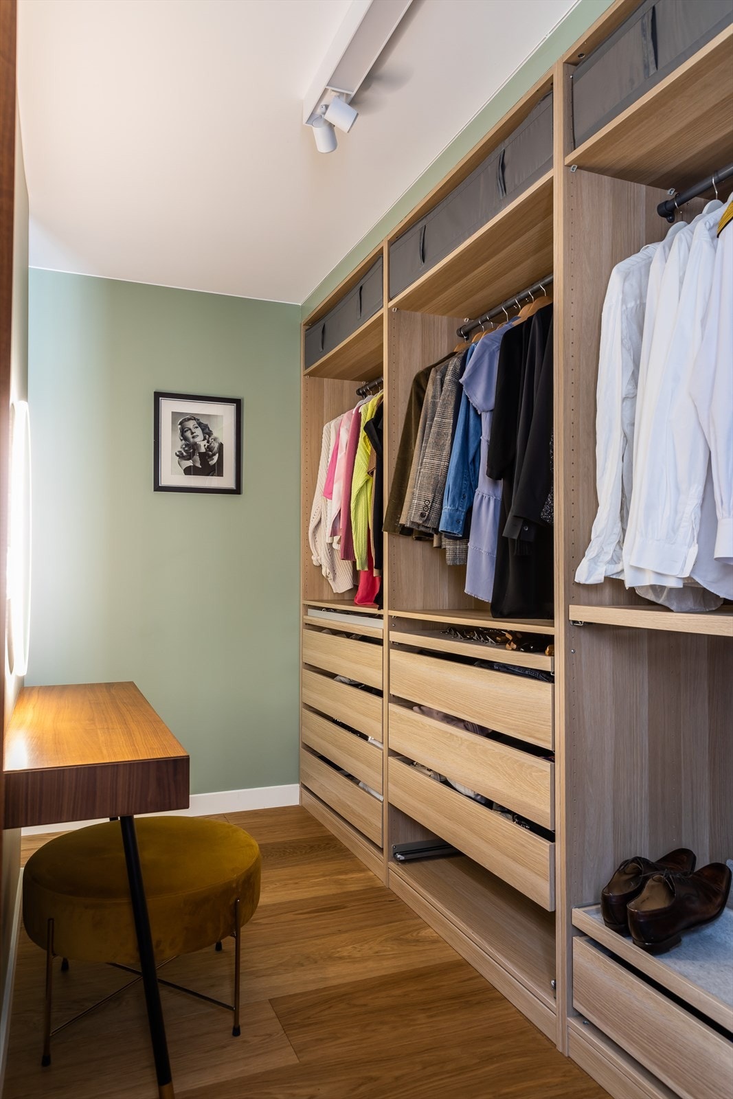 Rikelig med oppbevaringsplass i walk-in. Galleribilde