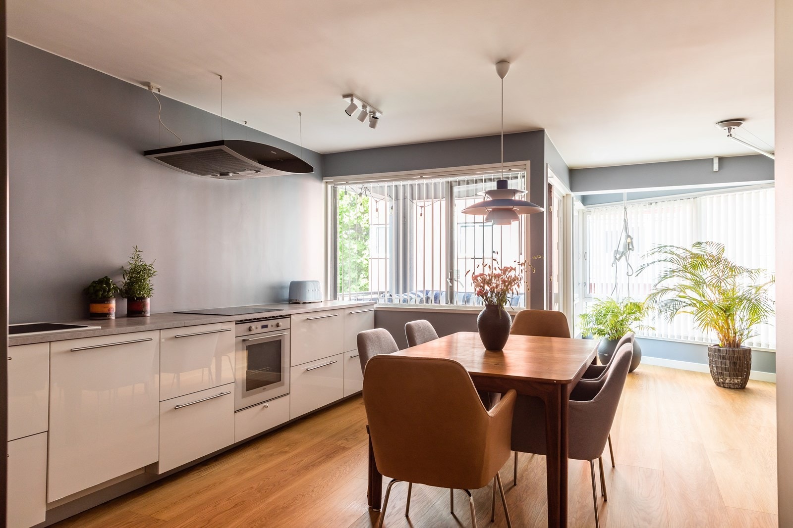 Det er integrert oppvaskmaskin, stekeovn og platetopp med kullfiltervifte over stekesonen. Kjøkkenet oppleves som luftig med god benkplass samt oppbevaringsplass. Galleribilde