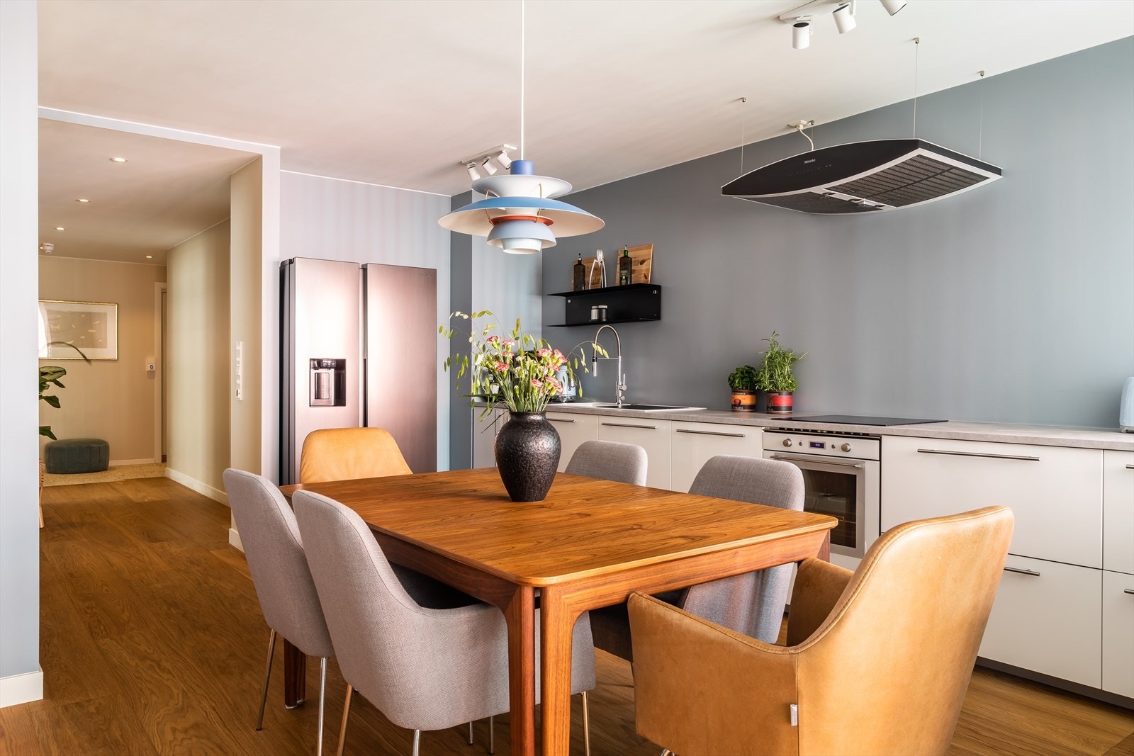 Laminerte benkeplate med 2 integrerte stikkontakter i benkeplaten og overmontert hvit oppvaskkum med ett-greps svingbart blandebatteri fra TapWell. Galleribilde