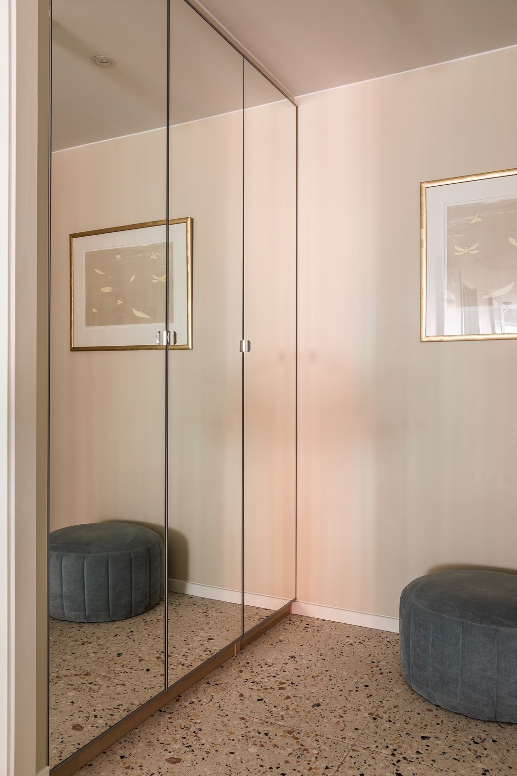 Varme under fliser og godt med oppbevaring i entré Galleribilde