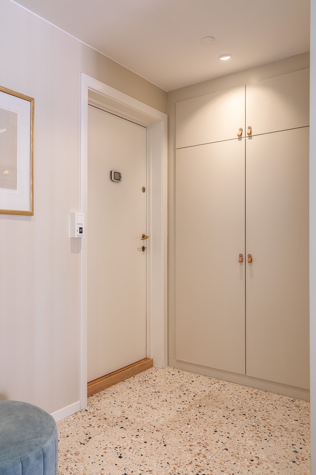 Lys og innbydende entré med lekkert plassbygd skap med god plass til oppbevaring samt et stort skap med speil. Det er flislagt gulv med varmekabler i hele leiligheten. Galleribilde