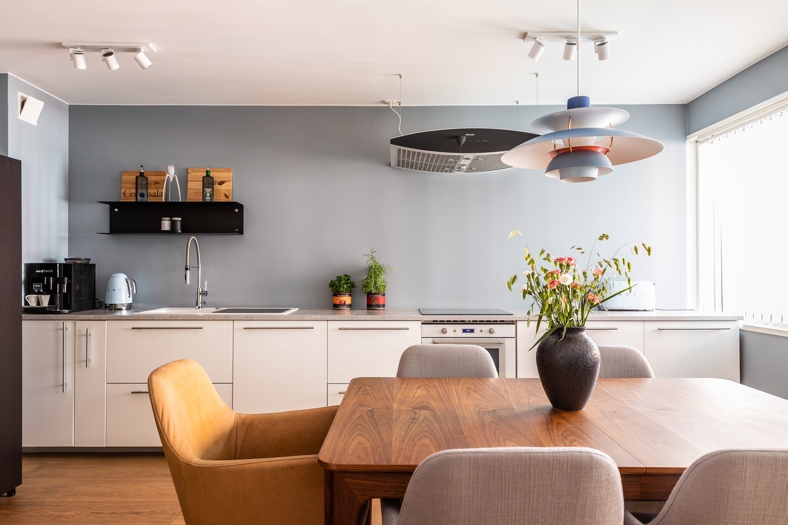 Meget flott kjøkken med åpen løsning til spisestue og stue. Kjøkkenet er levert av IKEA modernisert i 2020 med hvit laminerte fronter med håndtak i børstet stål. Galleribilde