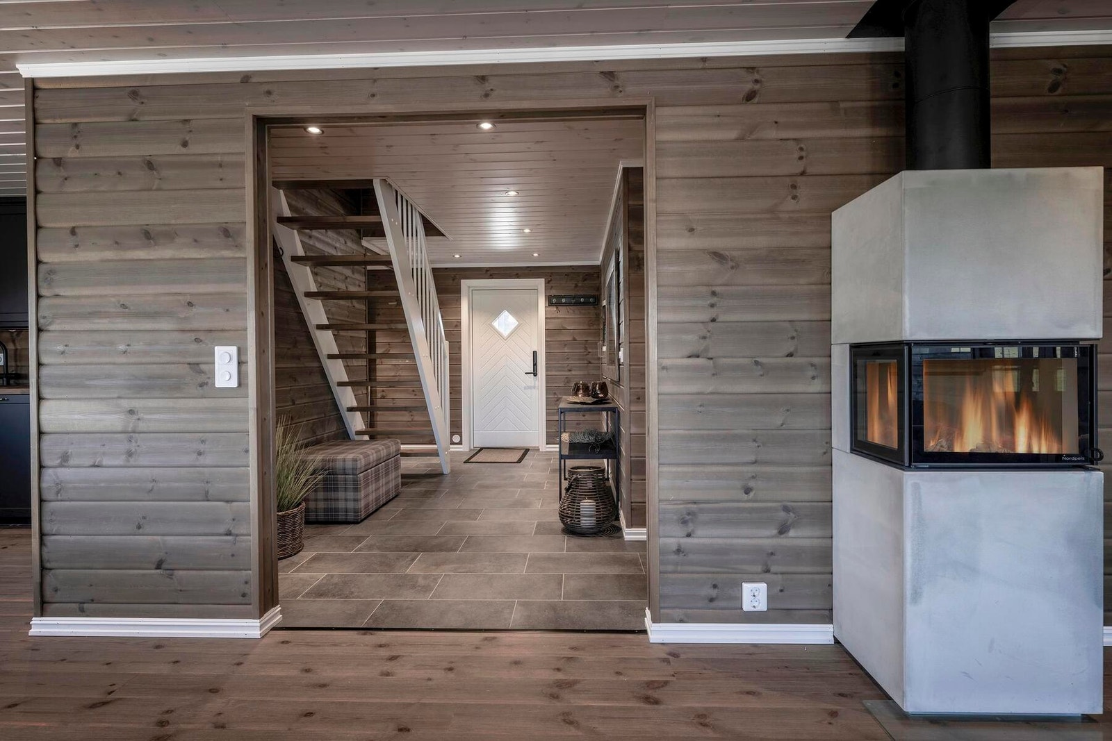 Romslig flislagt entre. Foto fra visningshytte Rondablikk 100 på Hellerudsletta. Overflater og areal kan avvike fra priset modell Galleribilde