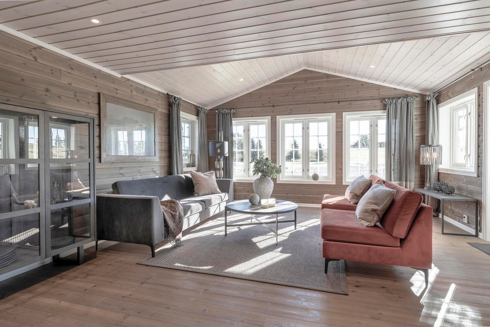 Stua slipper lyset og naturen inn! Foto fra visningshytte Rondablikk 100 på Hellerudsletta. Overflater og areal kan avvike fra priset modell Galleribilde