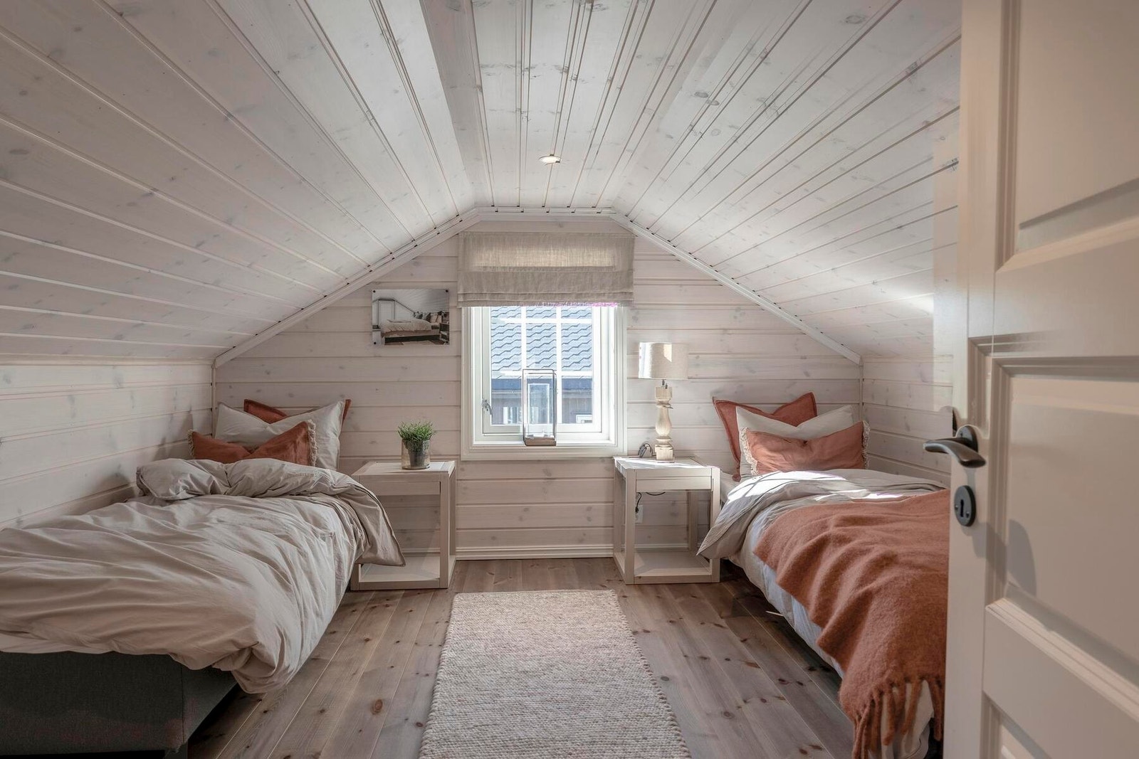 Romslig hemsløsning med god ekstra plass til familie og venner. Foto fra visningshytte Rondablikk 100 på Hellerudsletta. Overflater og areal kan avvike fra priset modell Galleribilde