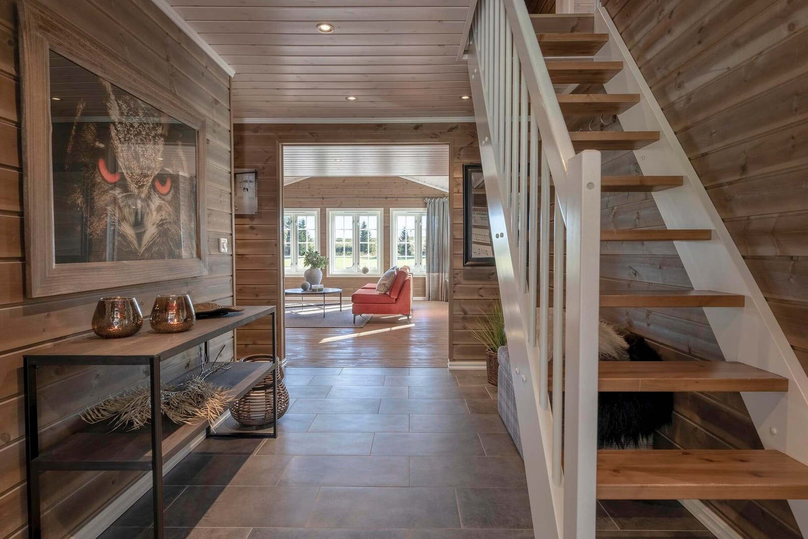 Flislagt entre med trapp til hems. Foto fra visningshytte Rondablikk 100 på Hellerudsletta. Overflater og areal kan avvike fra priset modell Galleribilde