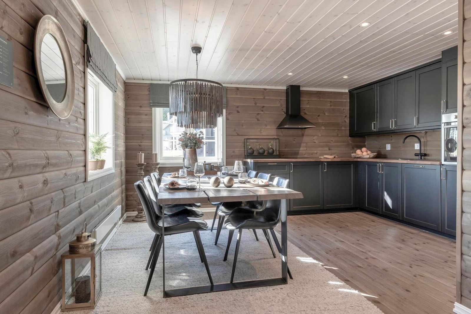 Romslig kjøkken/spisestue. Foto fra visningshytte Rondablikk 100 på Hellerudsletta. Overflater og areal kan avvike fra priset modell Galleribilde