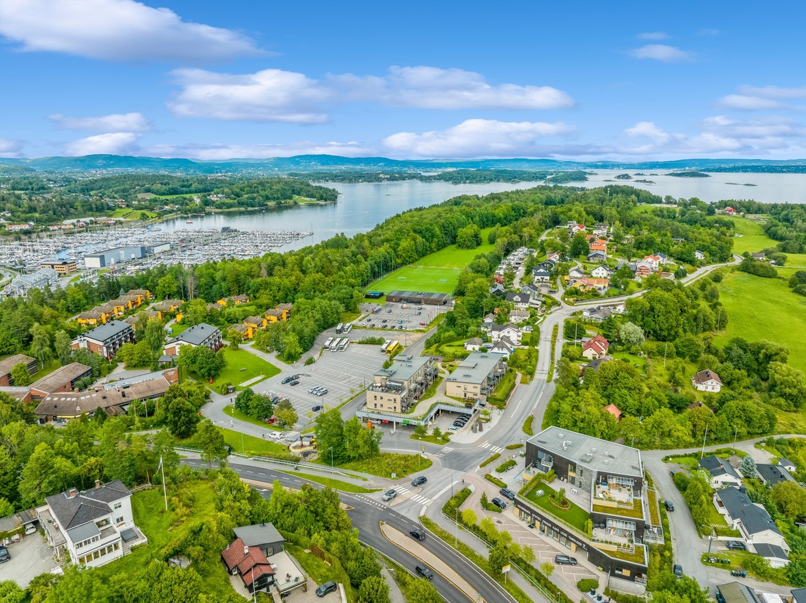 Flott beliggenhet ved sjøen. I nabobygget finner du i tillegg cafè, veterinær, apotek etc. Galleribilde
