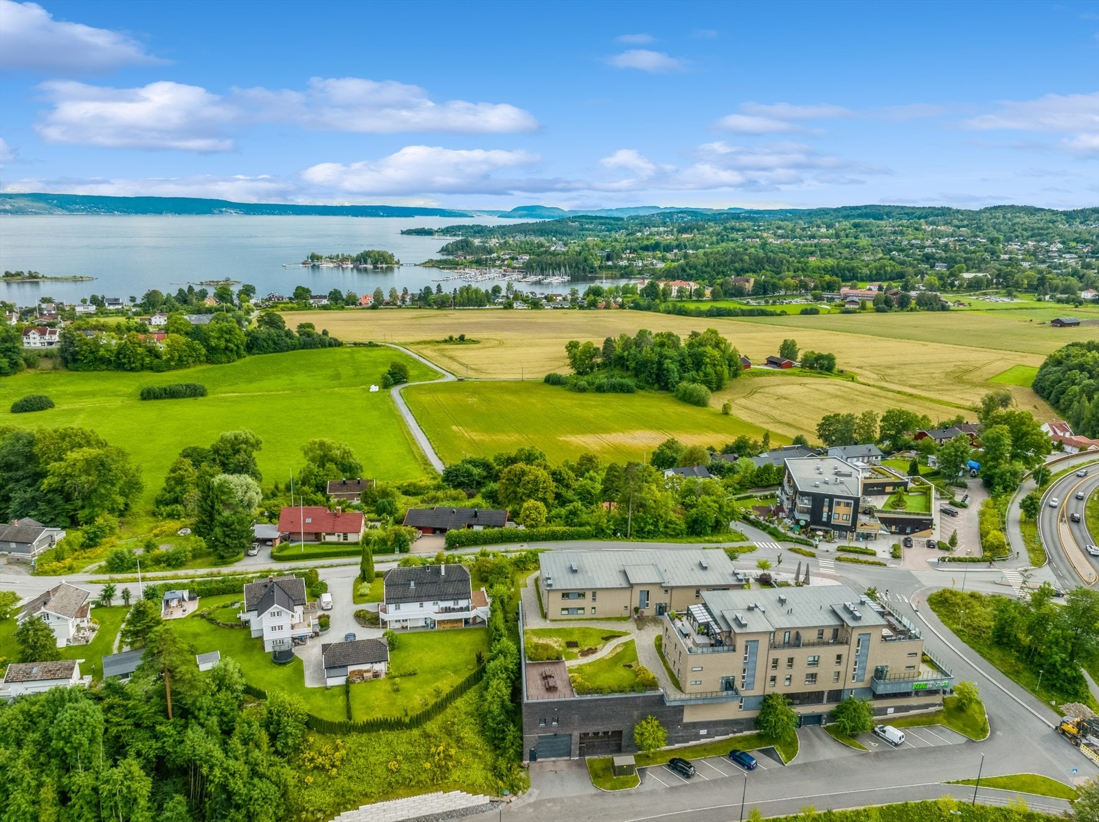 Leiligheten ligger svært sentralt med bussforbindelse i under 5 minutter gange, som har hyppige avganger til Oslo. Galleribilde