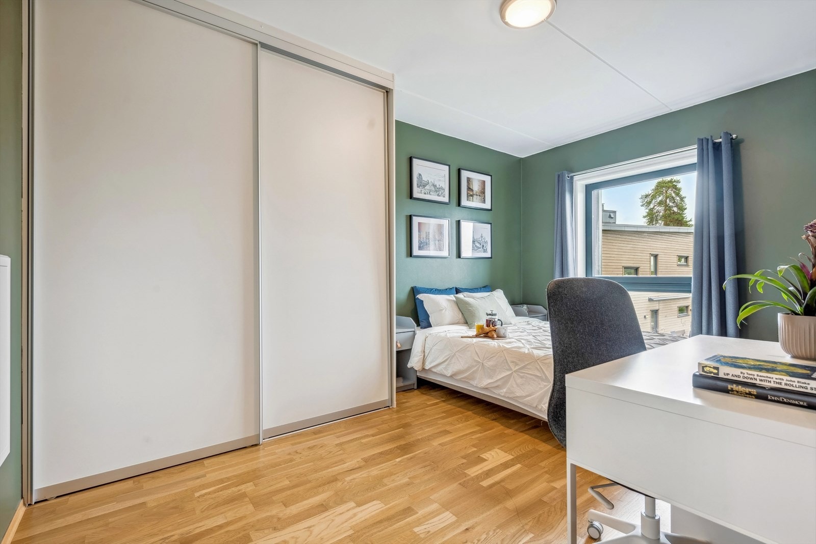 Soverommet er svært romslig og er innredet med stor skyvedørsgarderobe. Galleribilde