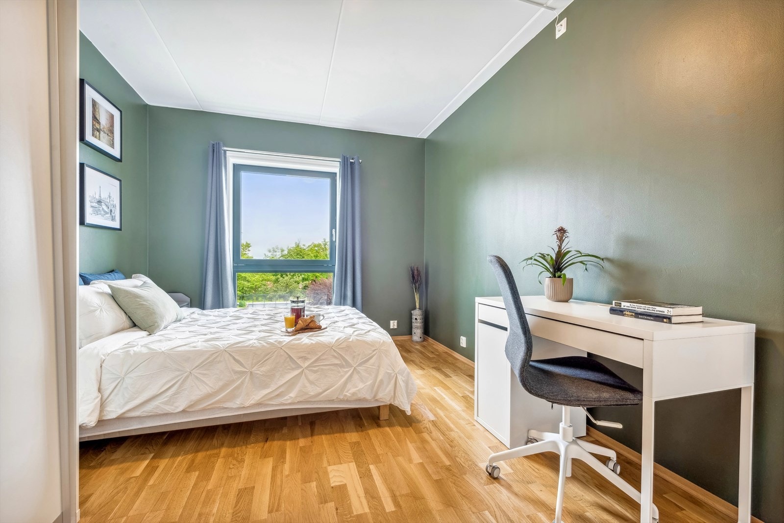 Det er god plass for både dobbeltseng og kontorplass. Galleribilde