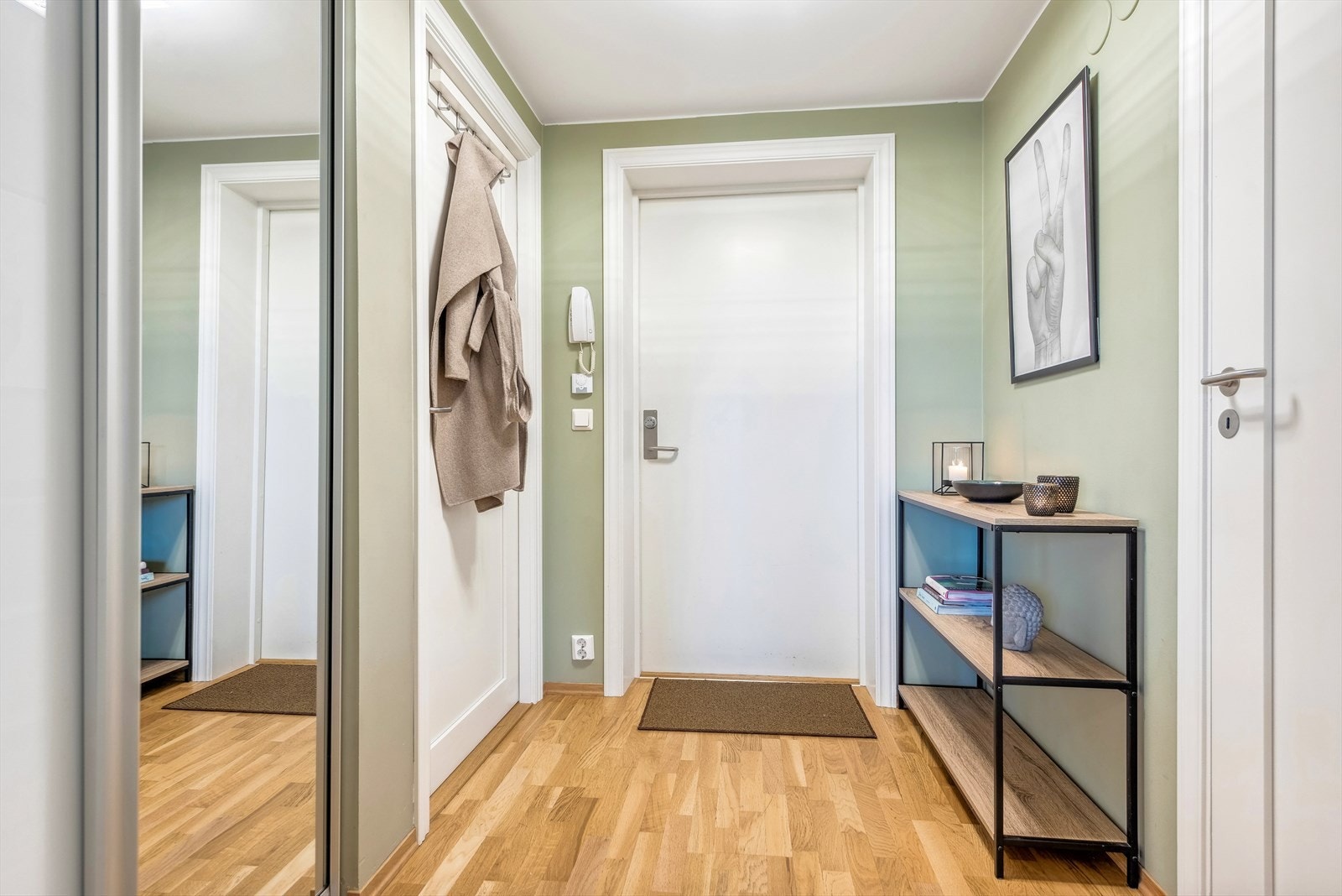 Entrèen er utstyrt med skyvedørsgarderobe. Galleribilde