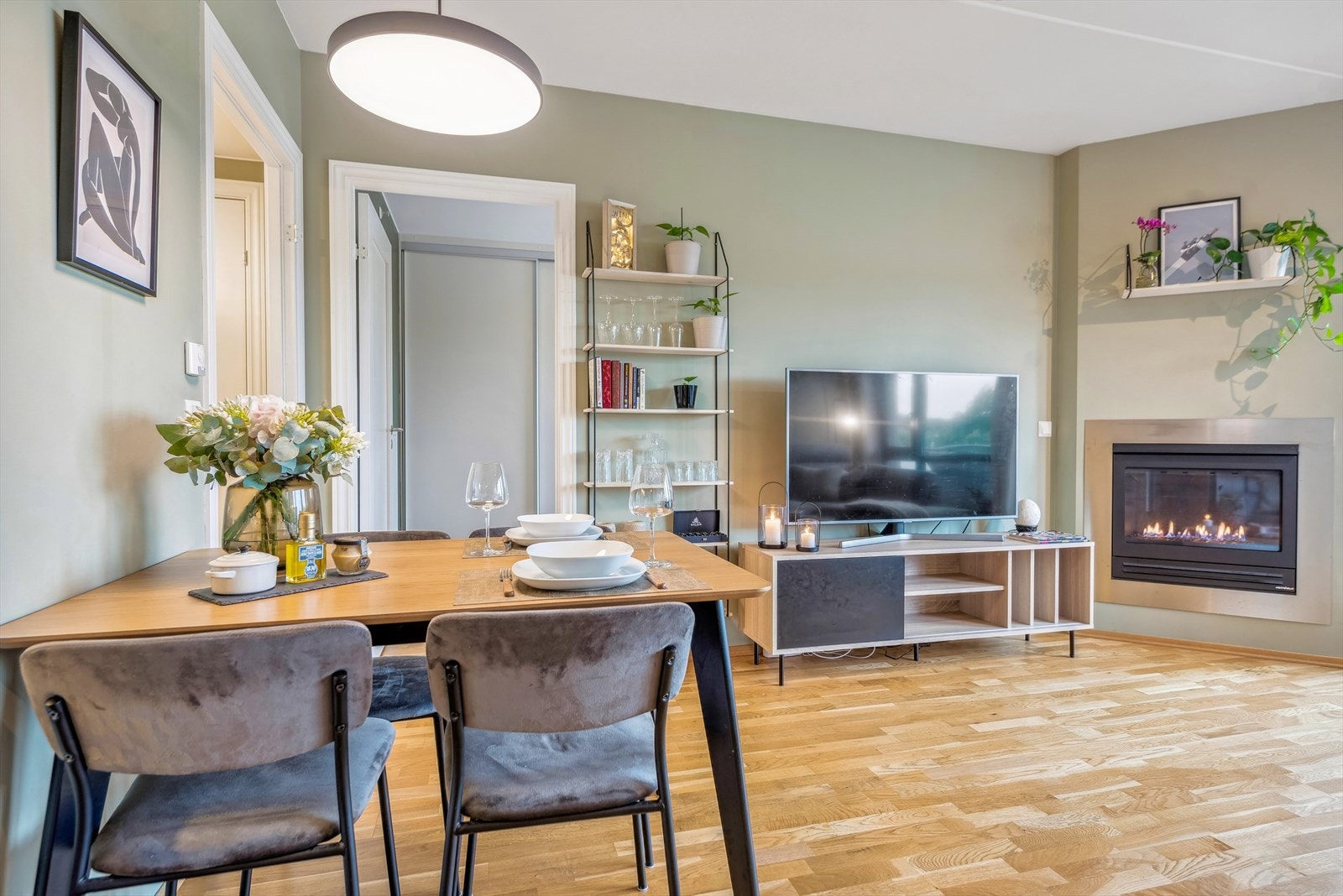 I stuen er det deilig gasspeis som varmer særdeles godt på de kalde vinterdagene. Galleribilde