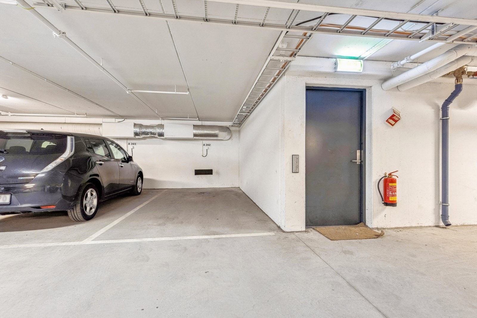 Medfølgende garasjeplass. Her er det også lagt opp infrastruktur for lading. Galleribilde