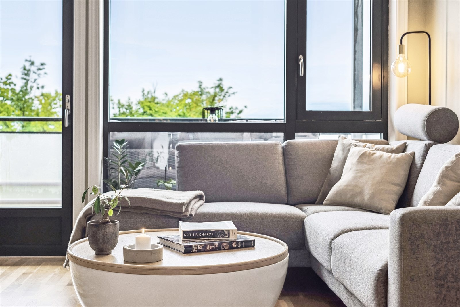 De vide vindusflatene slipper inn rikelig med naturlig lys. Galleribilde