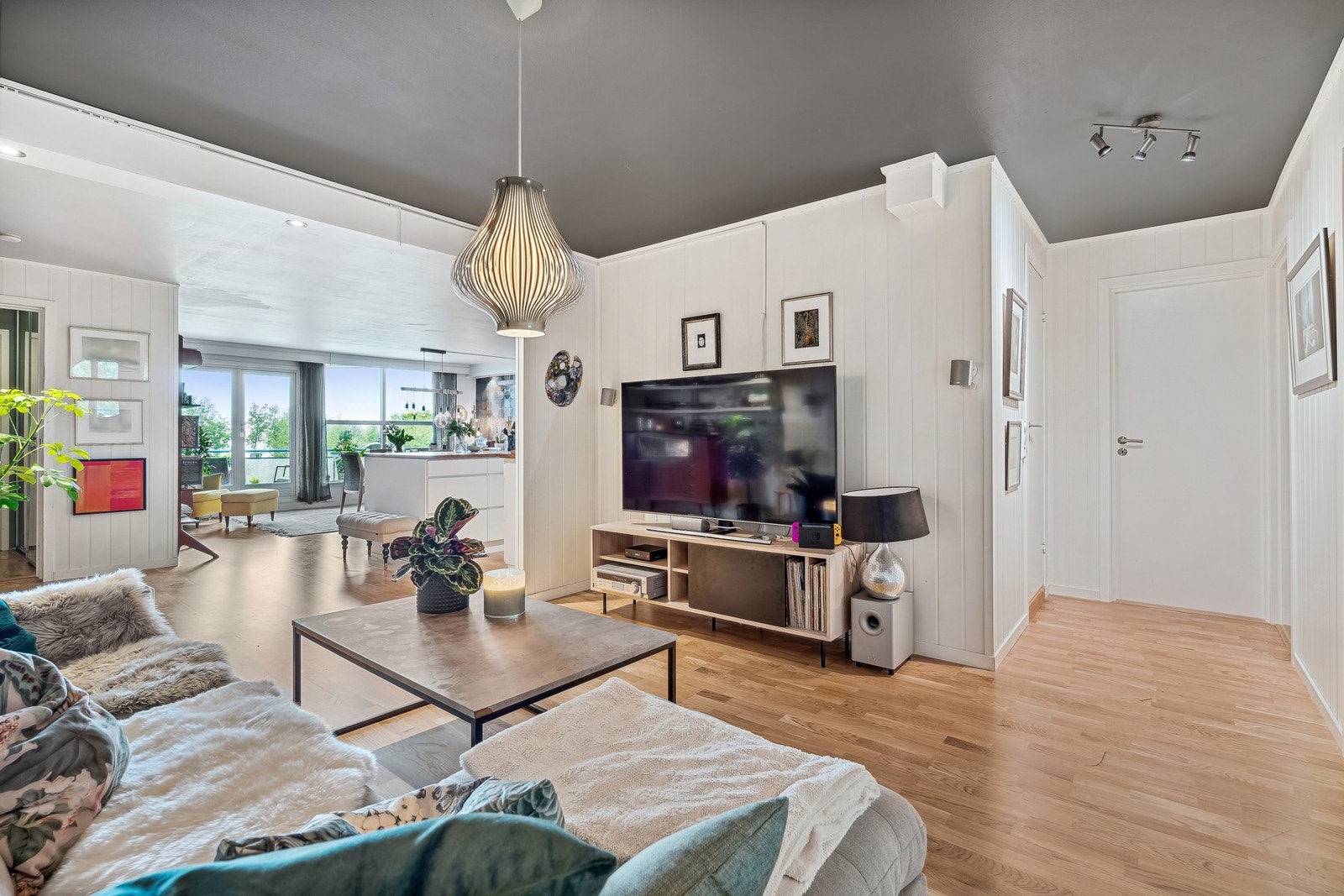 Lun og koselig tv-stue med adkomst til alle tre soverommene, badet og inneboden. Galleribilde