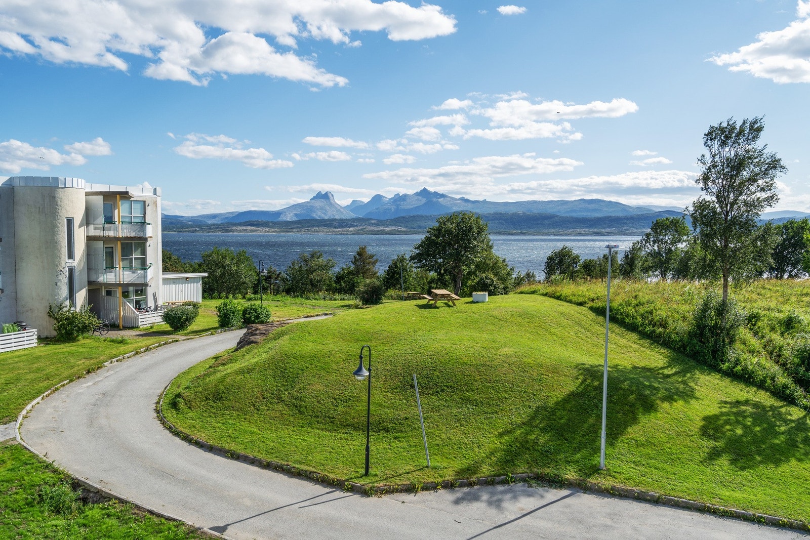 Flott utsikt mot Saltenfjorden og grønnareal innad i borettslaget. Galleribilde
