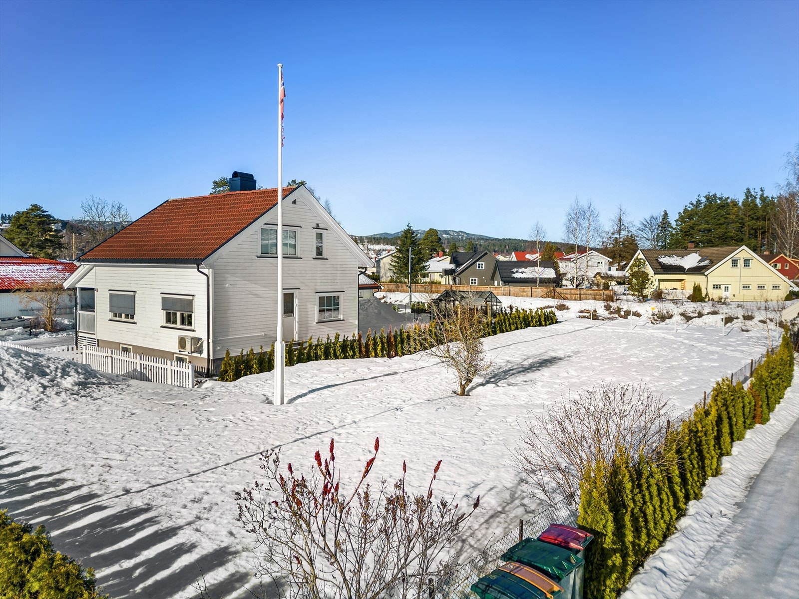 Kjøper oppfordres til å besiktige og undersøke tomten nøye før kjøp og gjøre seg kjent med tomtens utforming samt gjøre nødvendige undersøkelser kjøper trenger for å gjennomføre handelen Galleribilde