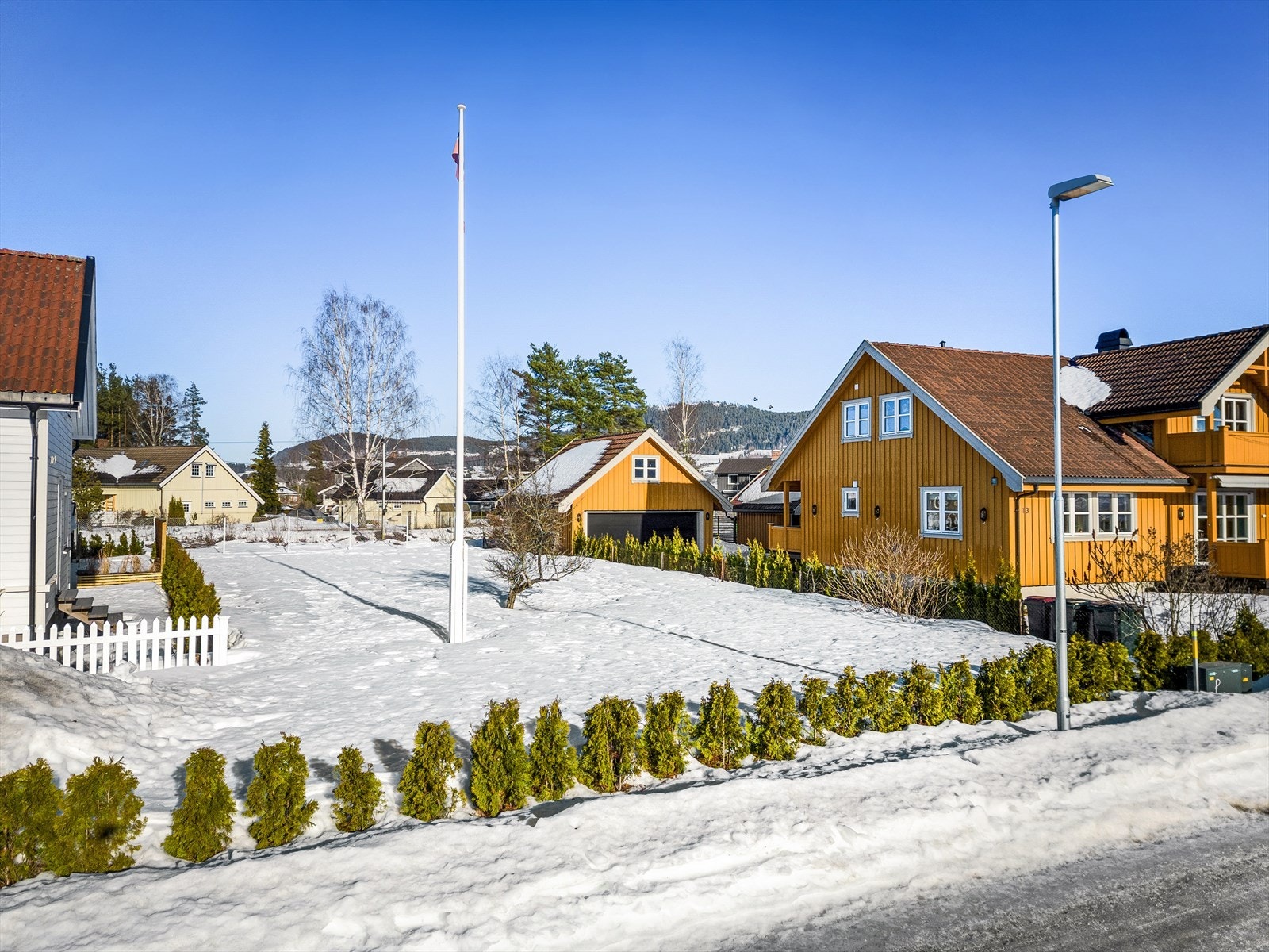 Tomten er flat, og beplantet. Galleribilde