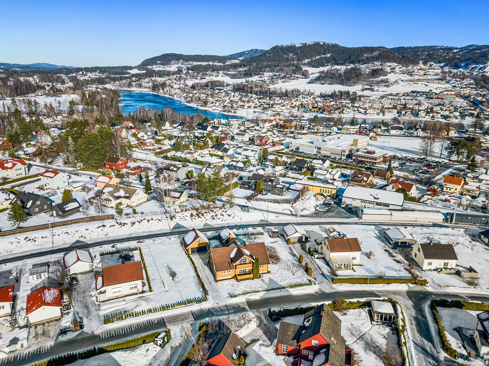 Fra boligen er det gangavstand til Hokksund sentrum med jernbanestasjon, butikker og servicetilbud, barnehager, skole og idrettsanlegg. Galleribilde