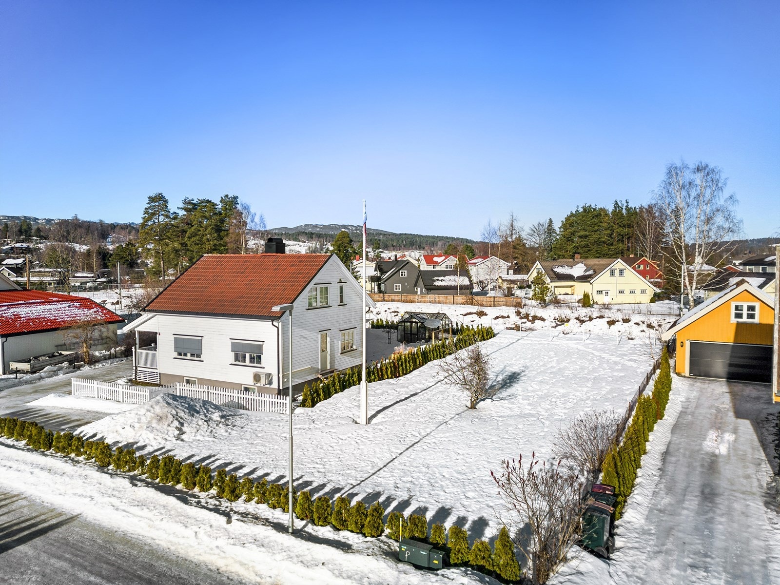 Selger har ikke undersøkt tomtens grunnforhold, utover avholdt vurdering av områdestabilitet fra Hjelme AS (se vedlegg), og kjenner ikke til unaturlige hindringer i grunnen. Galleribilde