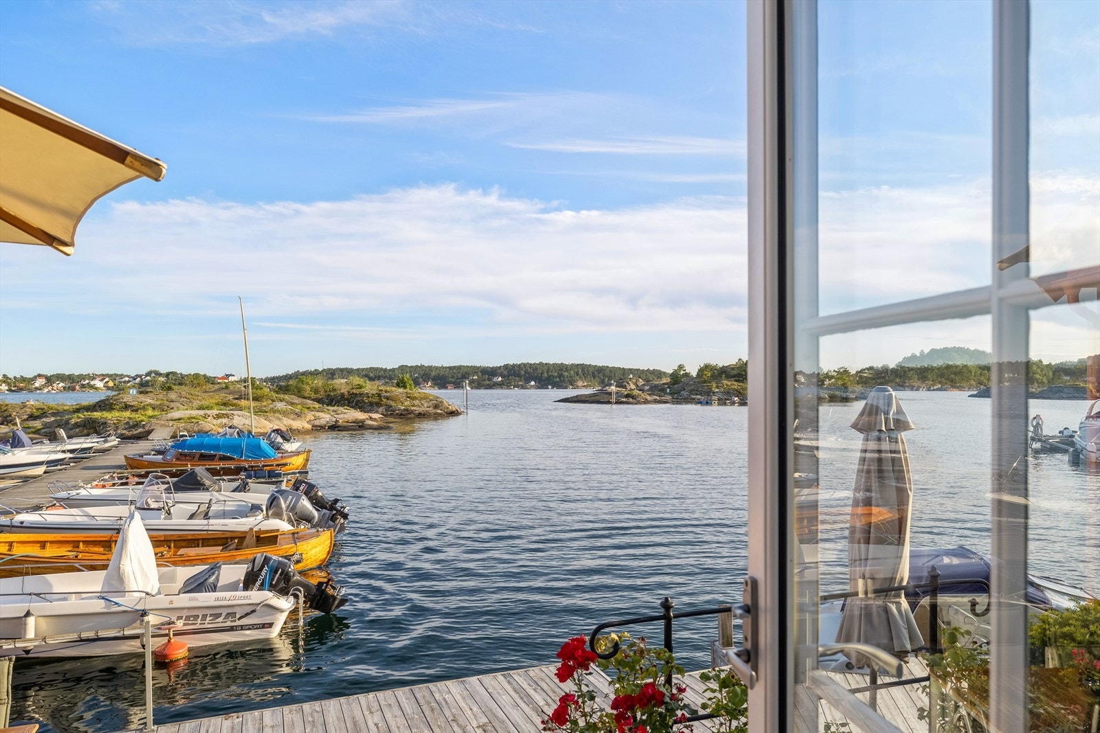 Sliperiholmen 35 ligger utrolig flott til med en helt rå sjøutsikt - rett ved vannkanten. Galleribilde
