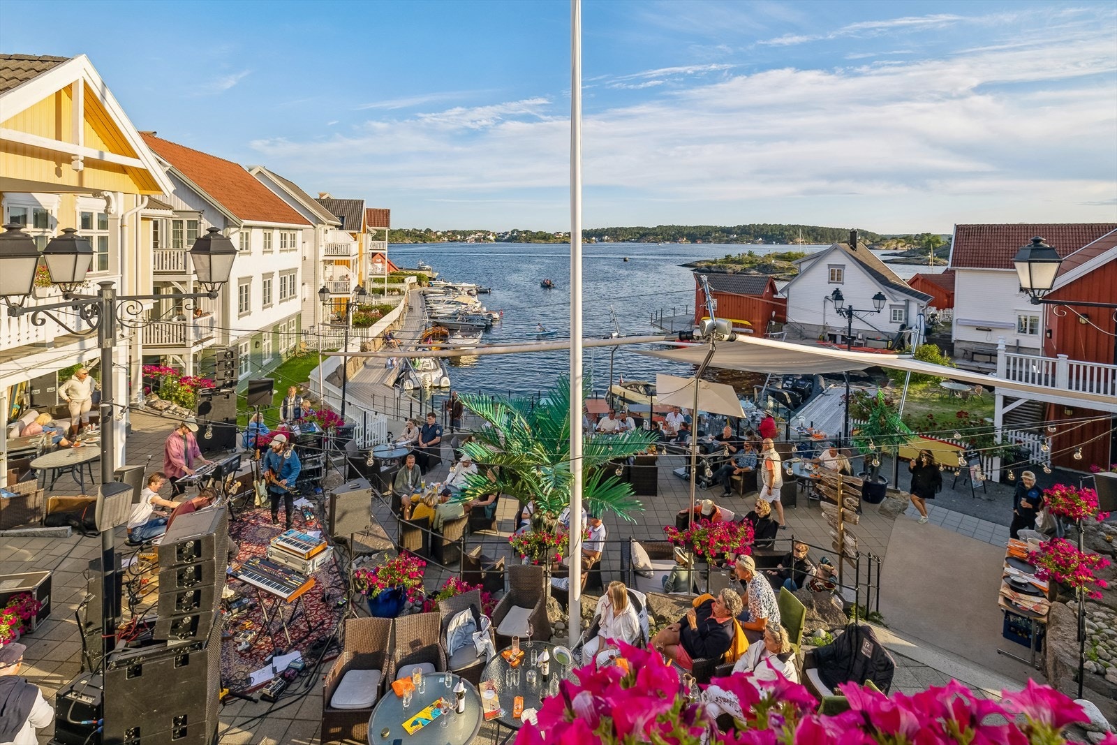 Det er flere spisesteder å velge mellom innen få minutter, enten med båt eller til fots. Galleribilde
