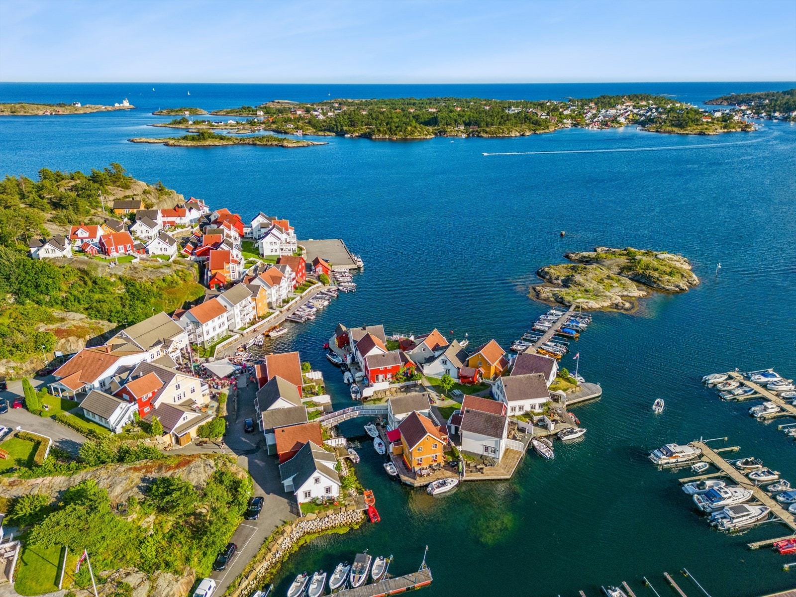 Gjeving er et godt kjent område med sitt yrende sommerliv og et hav av aktiviteter å nyte av i skjærgården. Galleribilde