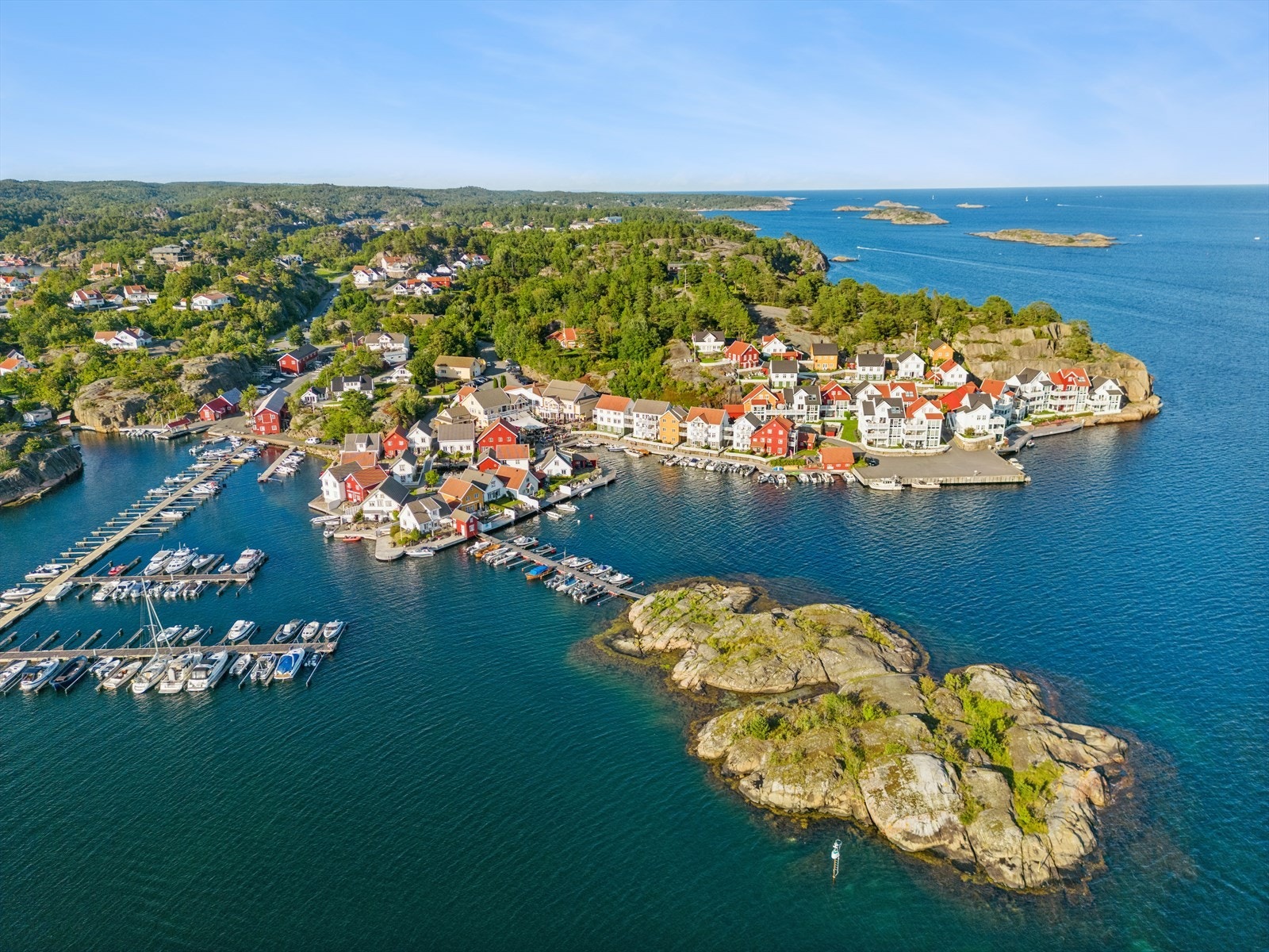 Tar man båten ut i indre Sørlandsleia kan man nyte holmer, svaberg og besøke øyene få minutter unna som byr på restauranter og ofte konserter i normale tider. Galleribilde