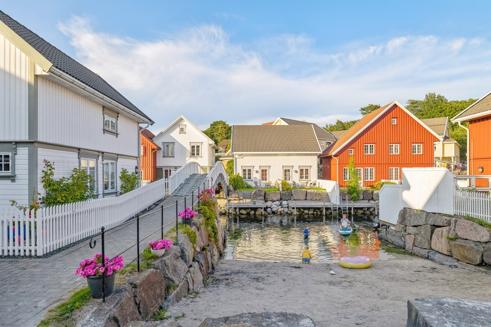 Område er et ferieparadis med få meter gange til badeplasser for store og små. Galleribilde
