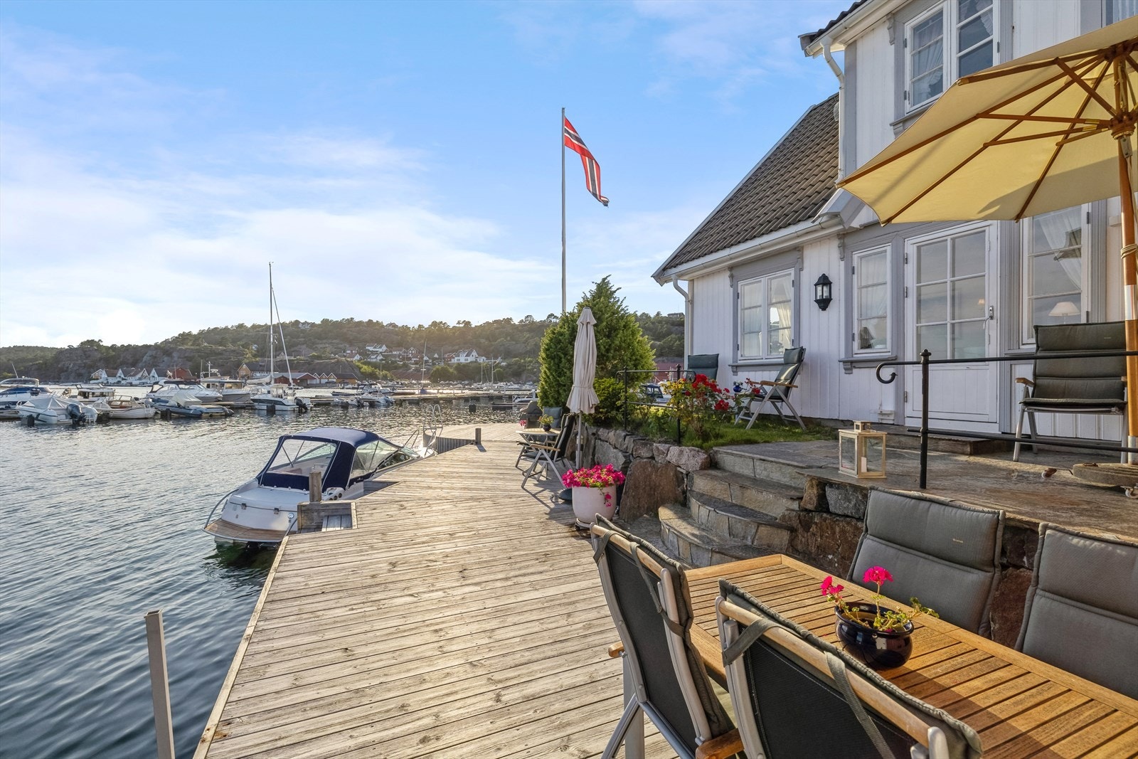 Eiendommen består blant annet av betongtrapper med steinheller/skiferlagte overflater, stor dypvanns brygge og hage. Galleribilde