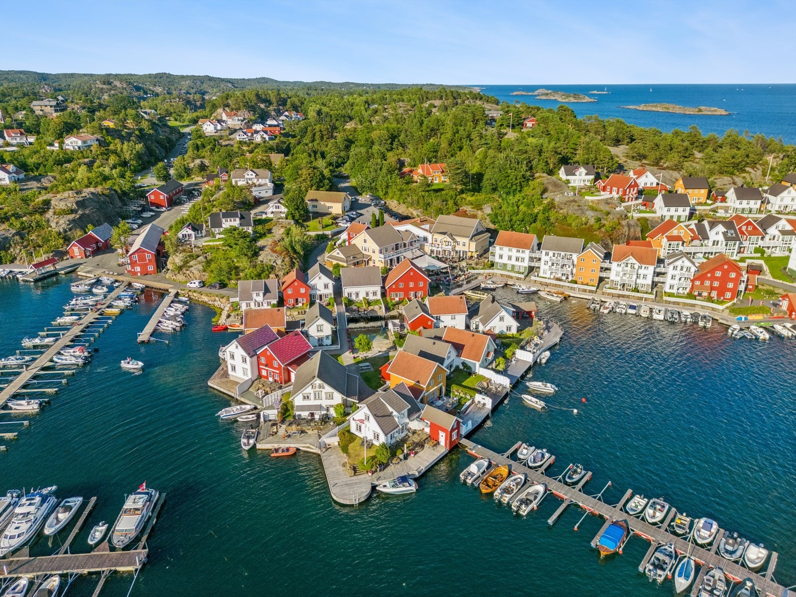 Gjeving/Lyngørområdet er kjent for godt bevart trehusbebyggelse, ferie og ren Sørlandsidyll. Galleribilde