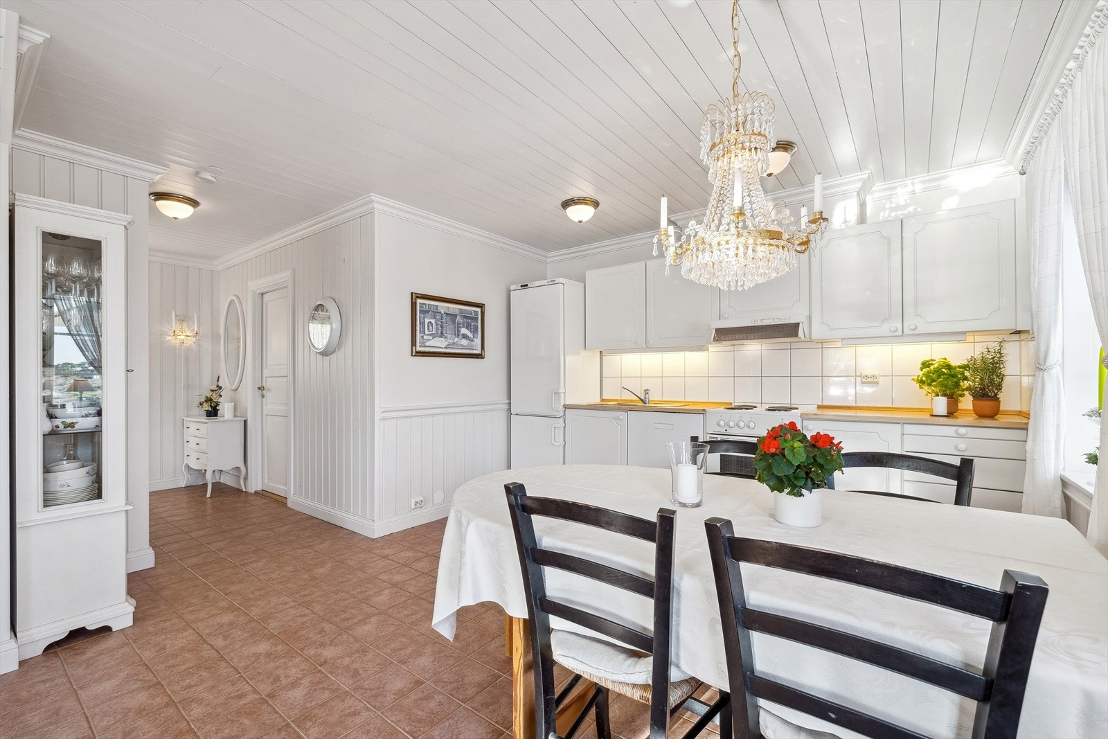 Kjøkkenet ligger i åpen løsning mot stue/spisestue, som gjør det enkelt å kombinere matlaging med sosialt samvær. Galleribilde