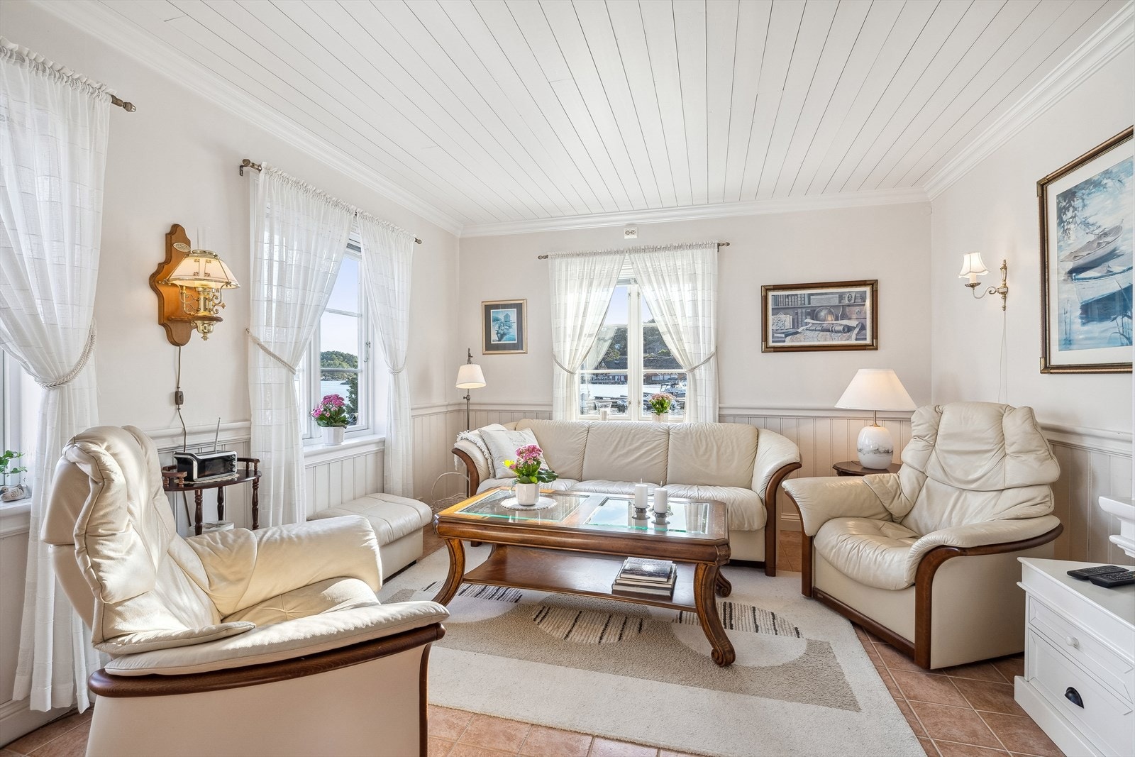 I stuen er det god plass til en hyggelig sofakrok, ønsket medie- og oppbevaringsmøblement. Galleribilde