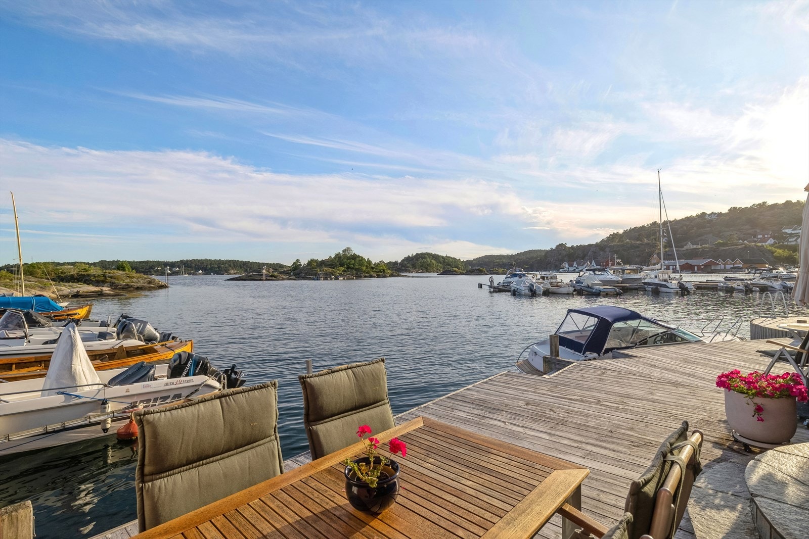 Eiendommen har flere flotte uteplasser og rikelig med sol. Galleribilde