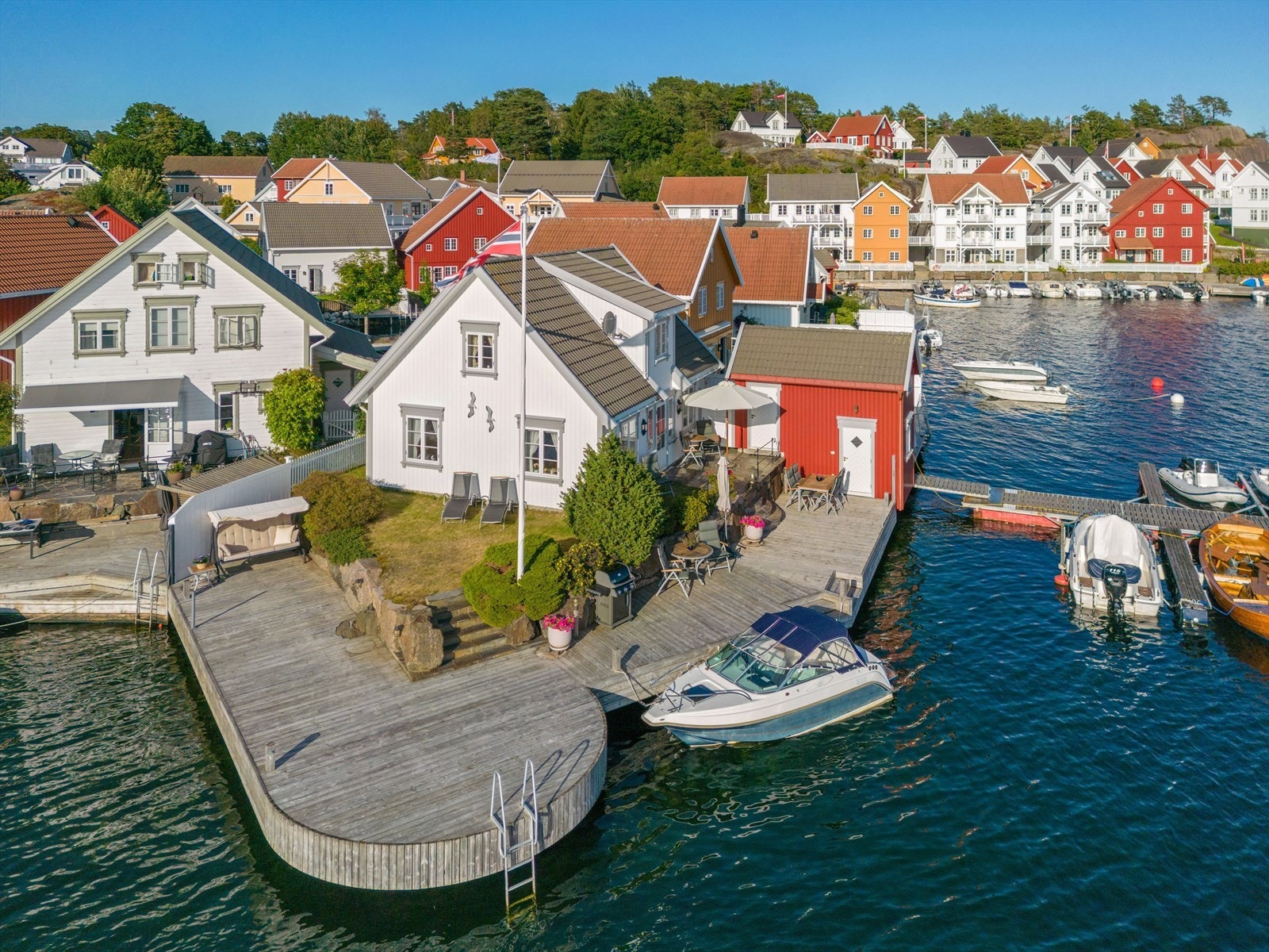 Fritidsbolig med formidabel beliggenhet rett ved vannkanten. Galleribilde