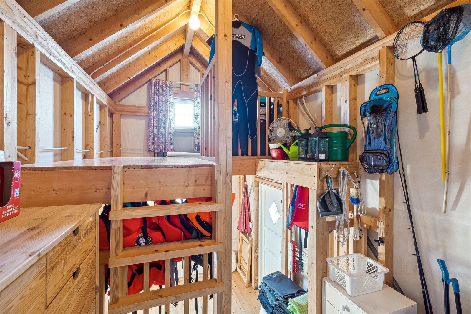 Oppført med innvendig gulv i to nivåer med hems. Galleribilde