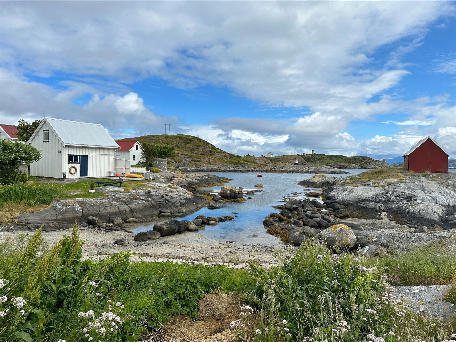 Eiendommen ligger med kort vei ned til sjøen Galleribilde