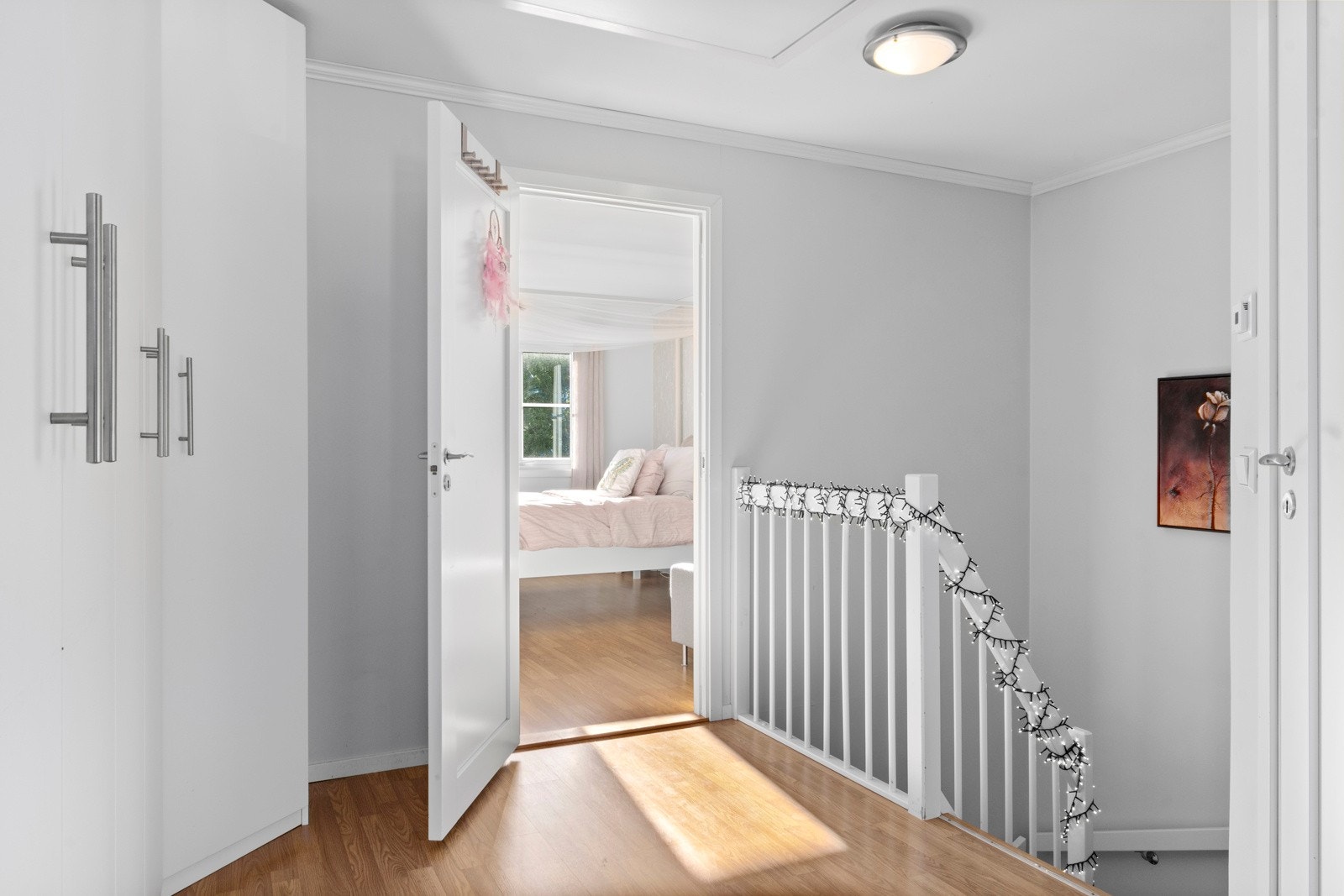 2. etasje består av gang, bad og to soverom Galleribilde