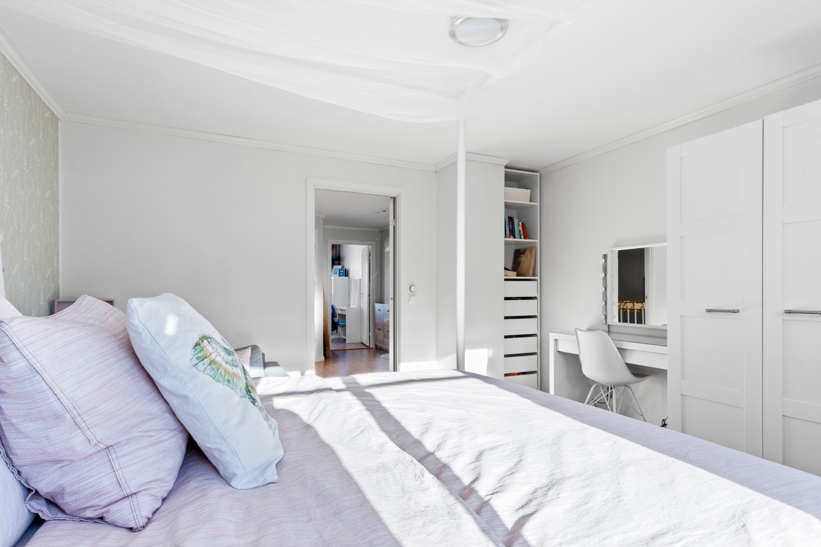 Det er god skapplass i garderoben på soverommet Galleribilde