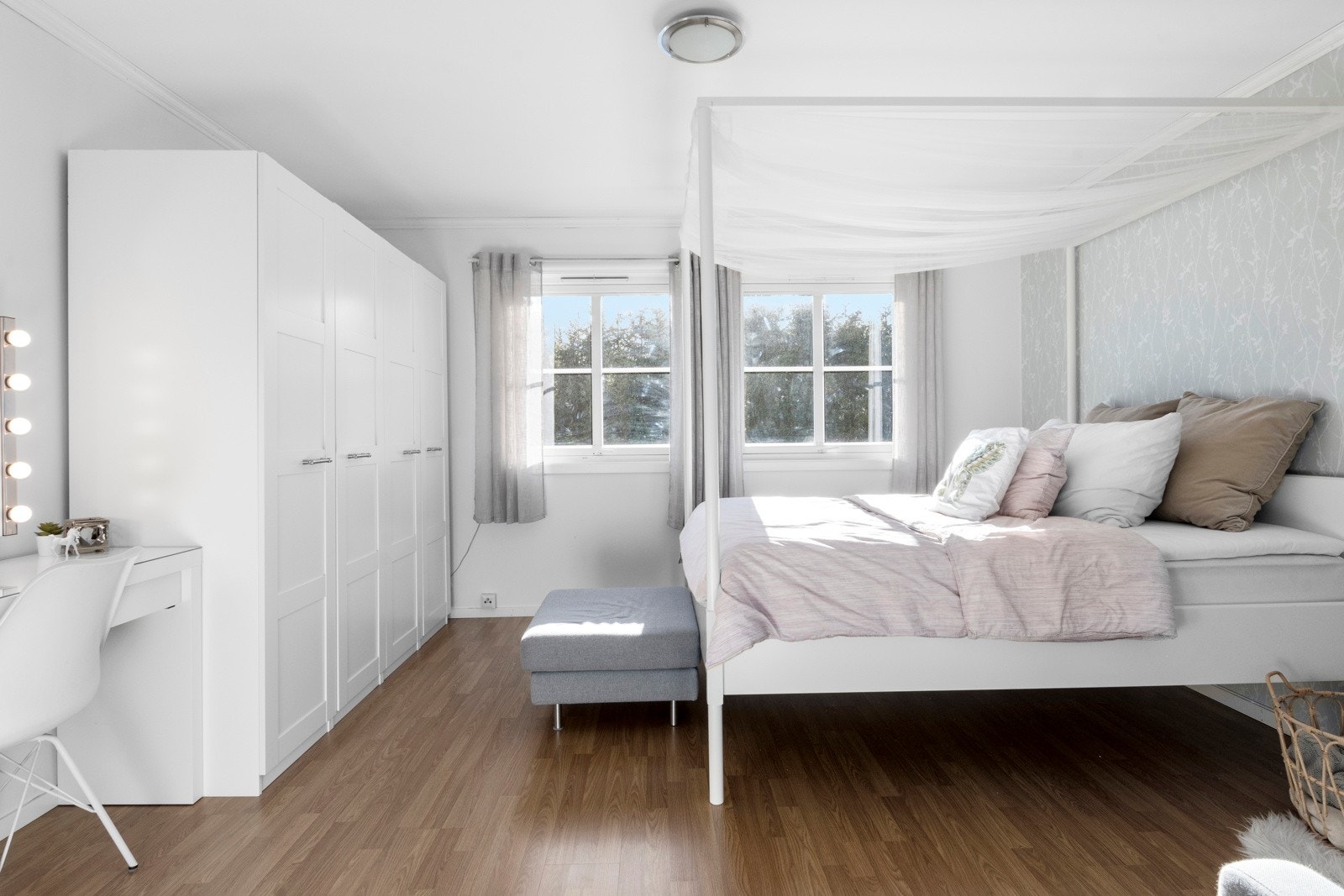 Stort og trivelig hovedsoverom med god plass til dobbeltseng, skrivebord, nattbord, etc Galleribilde