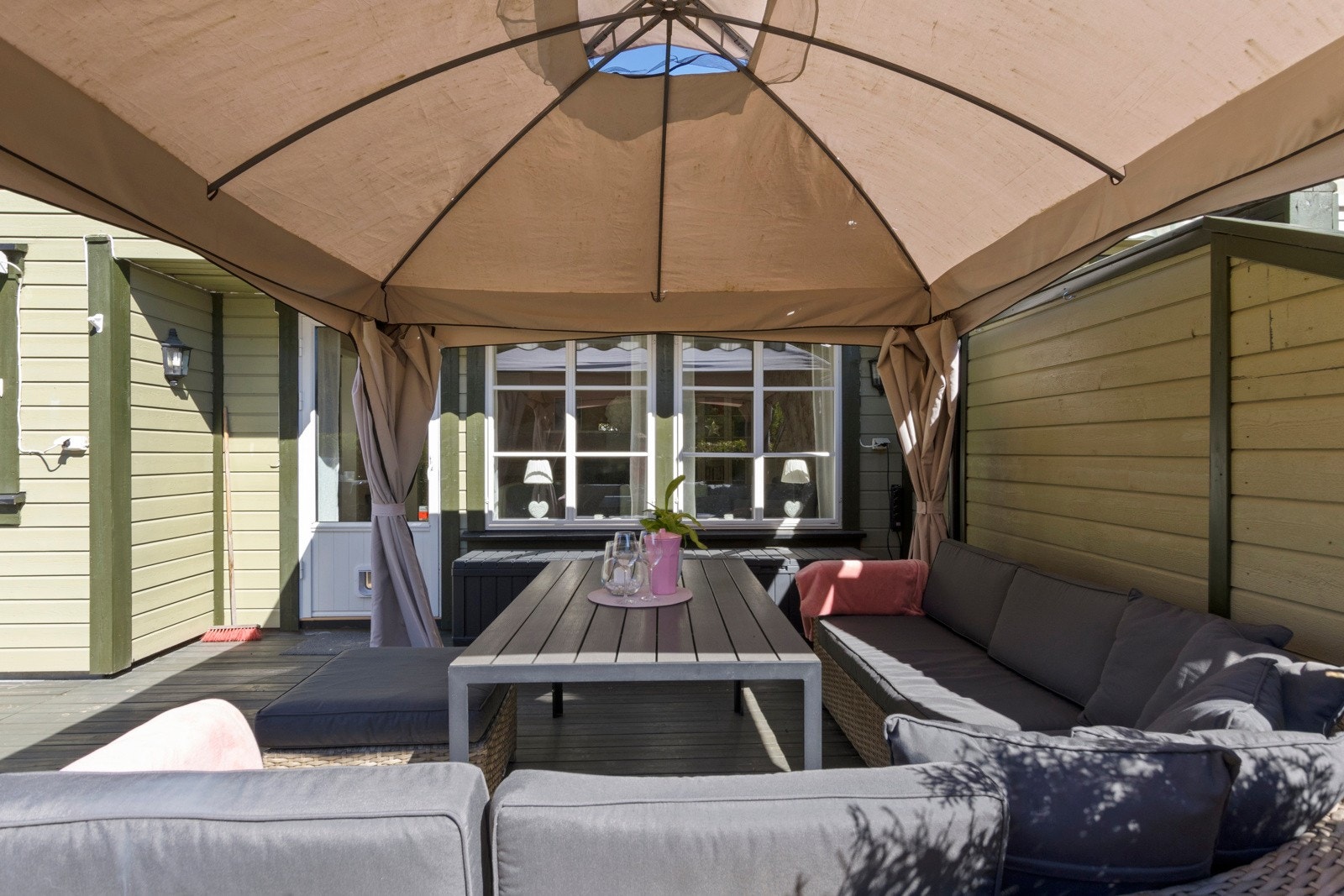 Her er det god plass til flere sittegrupper, grill, beplantning og mer Galleribilde