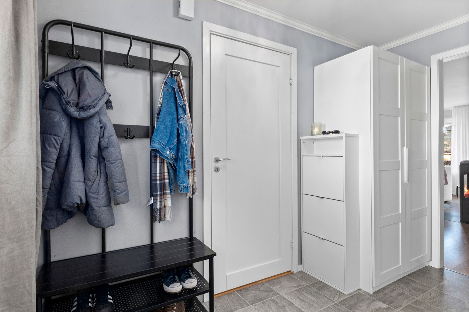 Fin og lys entré, som gir et godt førsteinntrykk av boligen Galleribilde